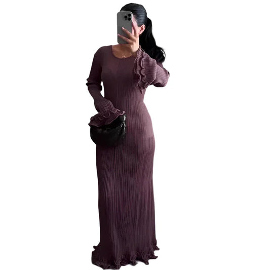 Einfarbiges, langärmeliges, eng anliegendes Kleid mit Rundhalsausschnitt und Fransenenden