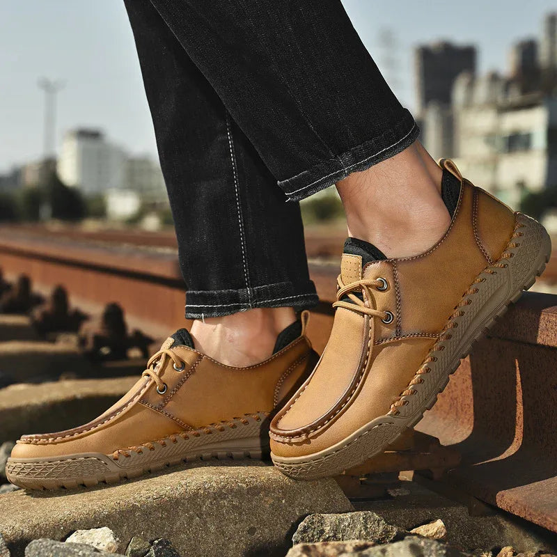 Lässige Herrenschuhe aus Leder mit handgenähter Sohle und niedrigem Schaft